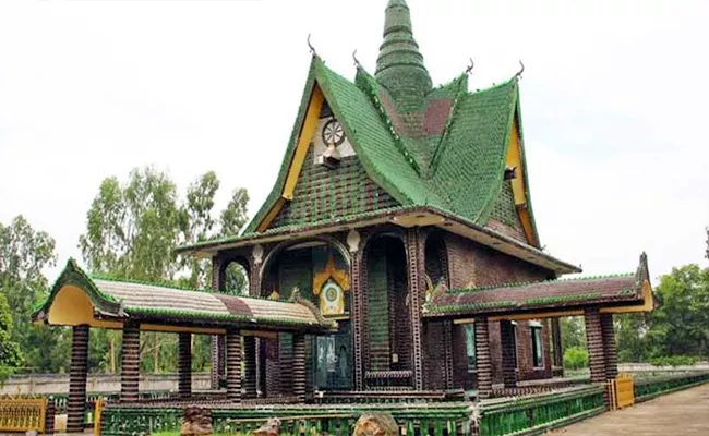 Temple Was Built Using Million Beer Bottles In Thailand - Sakshi
