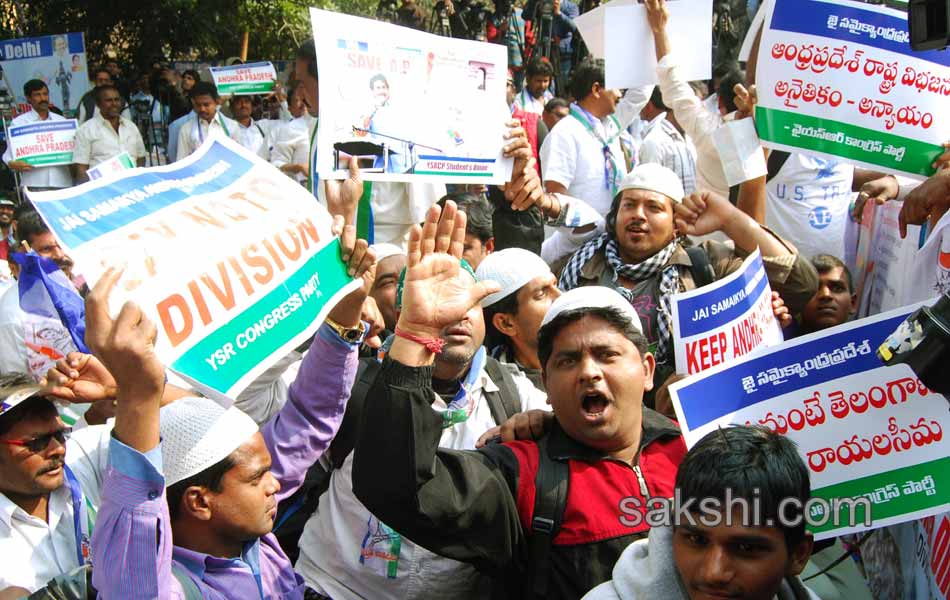 YSR Congress Chief YS Jagan Mohan Reddy stages anti Telangana protest in Delhi - Sakshi6