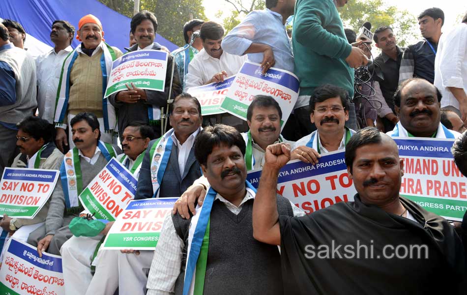 YSR Congress Chief YS Jagan Mohan Reddy stages anti Telangana protest in Delhi - Sakshi24