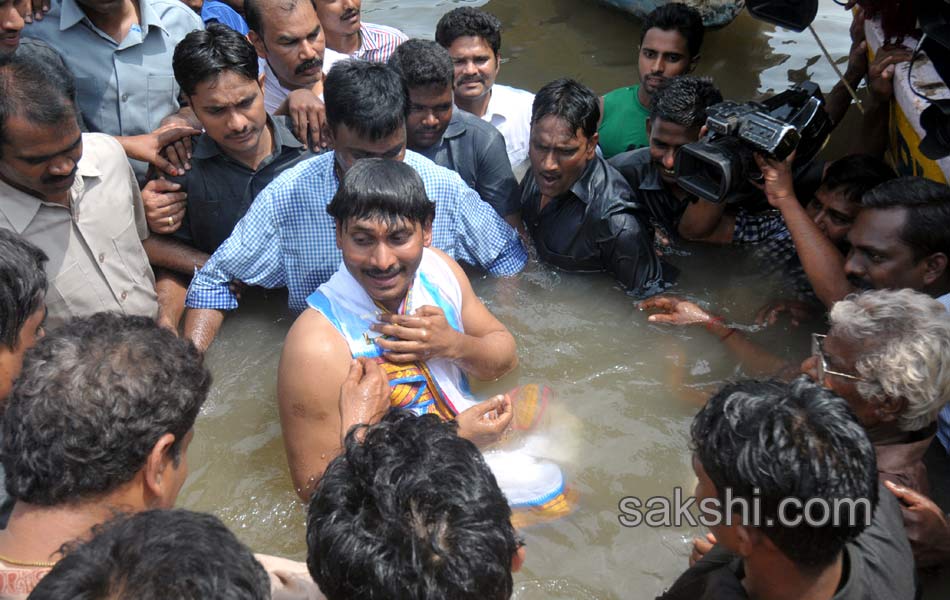 YS Jagan taking a holy dip at Goshpada Ghat in Kovvur - Sakshi10
