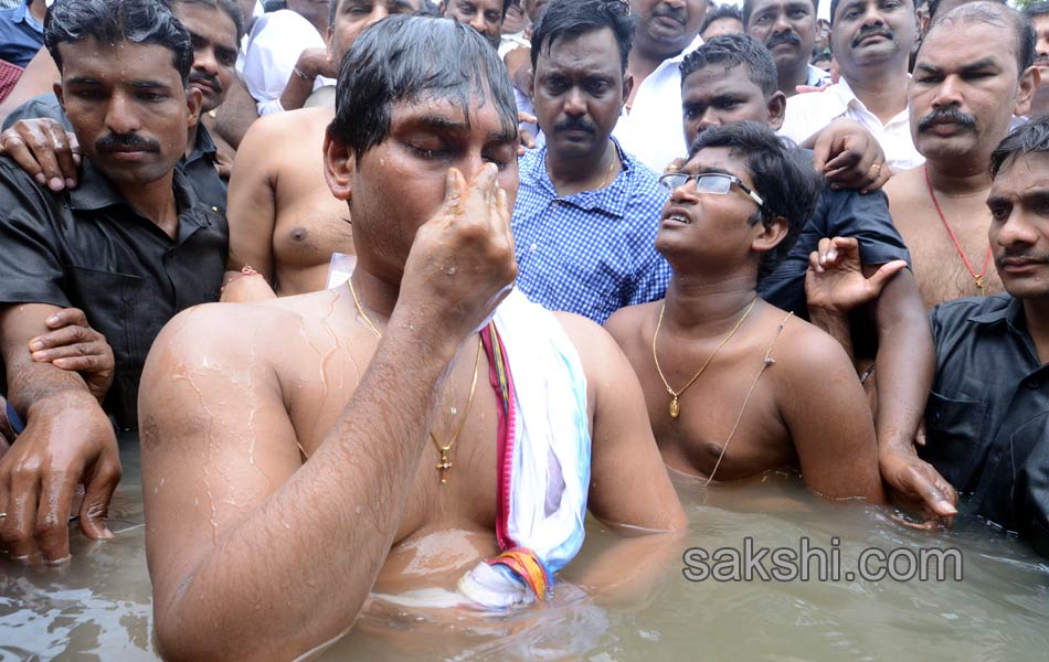 YS Jagan taking a holy dip at Goshpada Ghat in Kovvur - Sakshi25