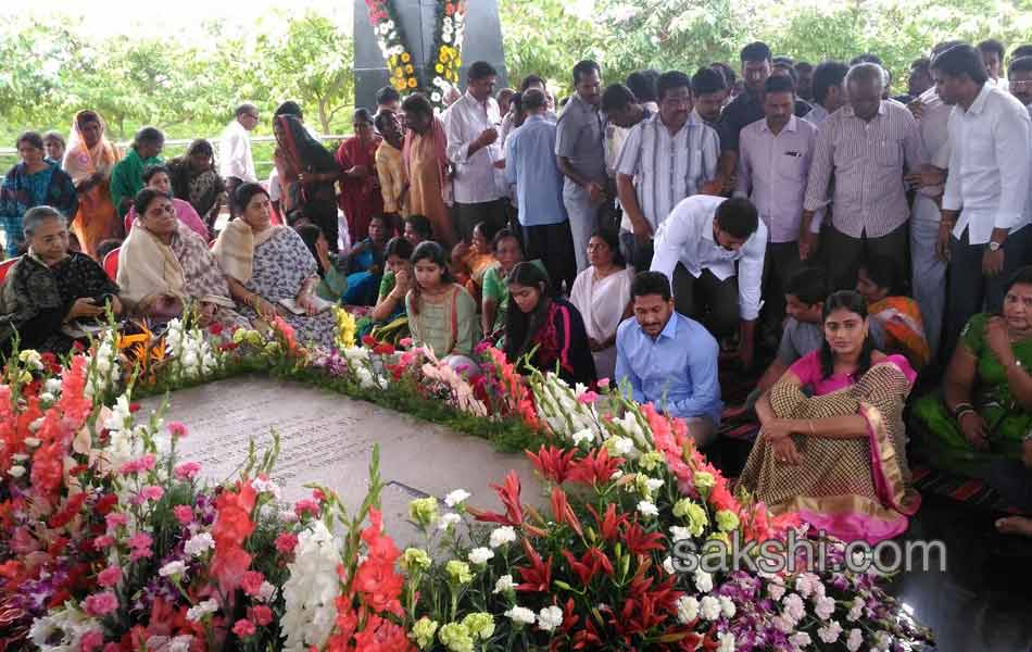 ys jagan mohan reddy hir family members pays tributes to ysr on his 68th birth anniversary - Sakshi3