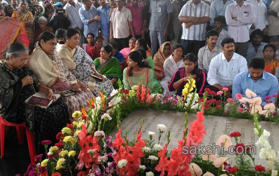 ys jagan mohan reddy hir family members pays tributes to ysr on his 68th birth anniversary - Sakshi6
