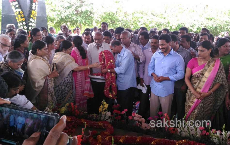 ys jagan mohan reddy hir family members pays tributes to ysr on his 68th birth anniversary - Sakshi7