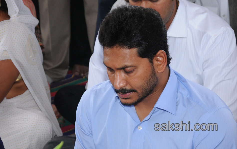 ys jagan mohan reddy hir family members pays tributes to ysr on his 68th birth anniversary - Sakshi17