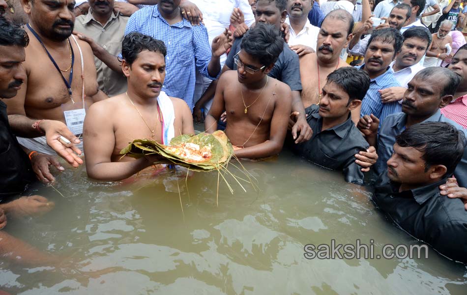 YS Jagan taking a holy dip at Goshpada Ghat in Kovvur - Sakshi12