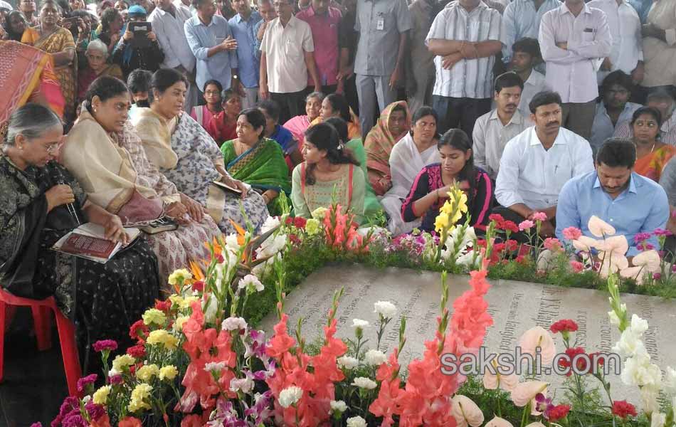 ys jagan mohan reddy hir family members pays tributes to ysr on his 68th birth anniversary - Sakshi4
