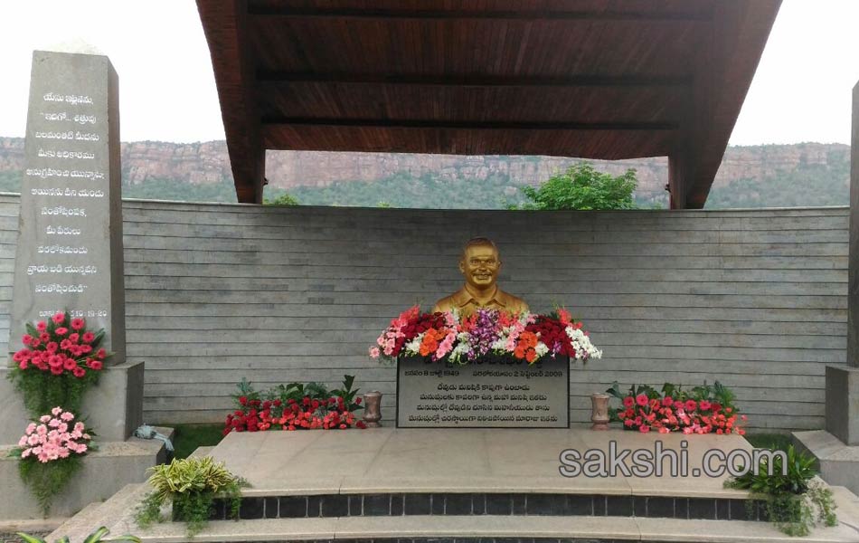 ys jagan mohan reddy hir family members pays tributes to ysr on his 68th birth anniversary - Sakshi9