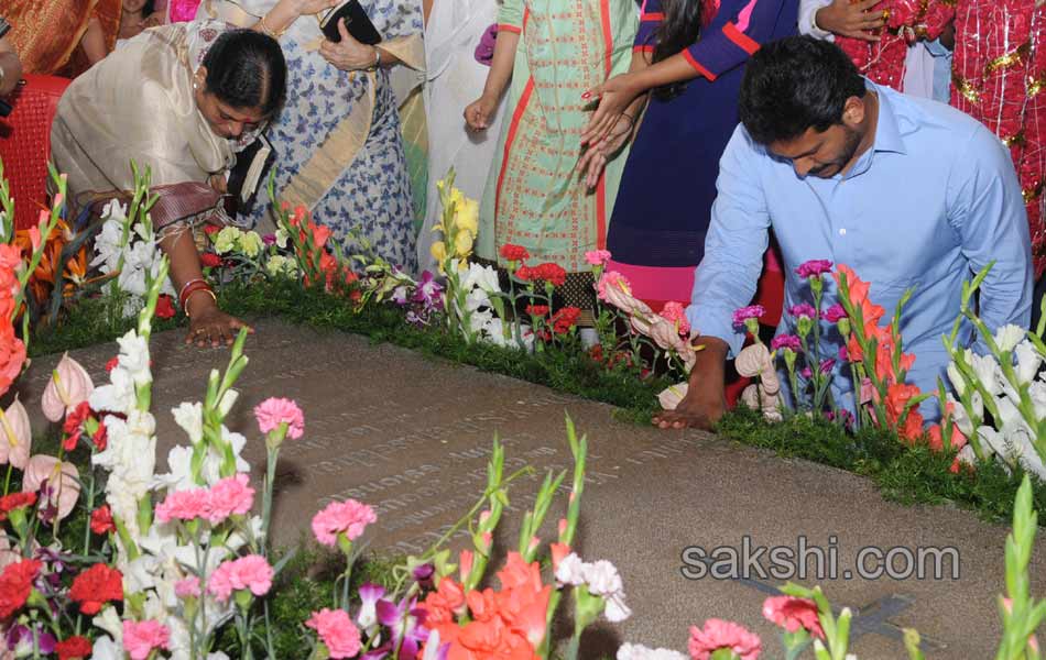 ys jagan mohan reddy hir family members pays tributes to ysr on his 68th birth anniversary - Sakshi16