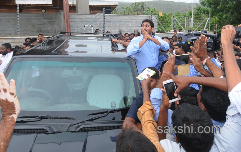 ys jagan mohan reddy hir family members pays tributes to ysr on his 68th birth anniversary - Sakshi20