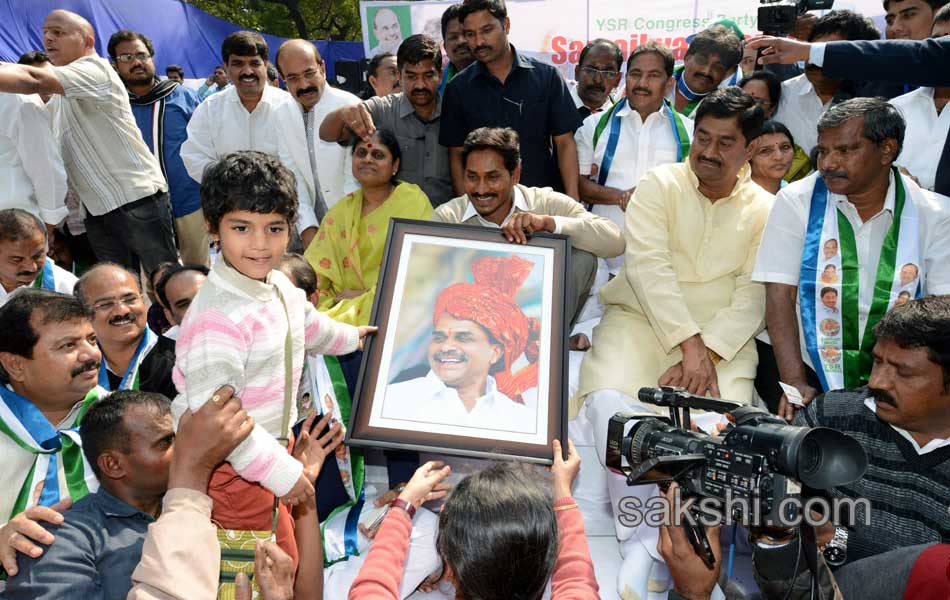 YSR Congress Chief YS Jagan Mohan Reddy stages anti Telangana protest in Delhi - Sakshi23