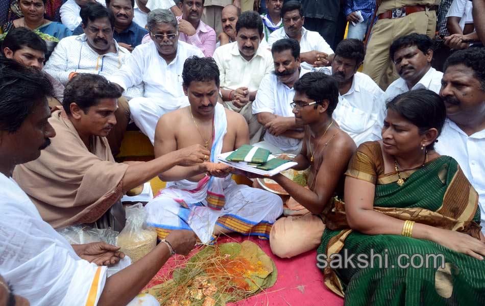 YS Jagan taking a holy dip at Goshpada Ghat in Kovvur - Sakshi9