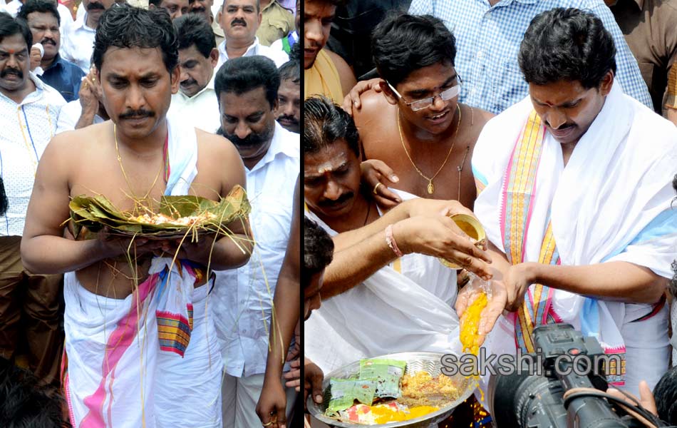 YS Jagan taking a holy dip at Goshpada Ghat in Kovvur - Sakshi18