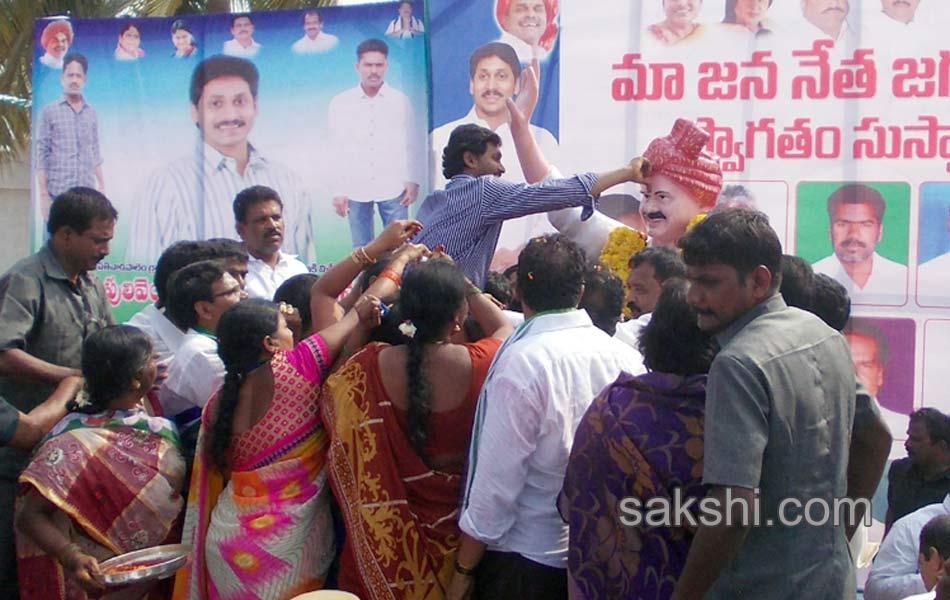 YS jagan mohan reddy tour in Srikakulam - Sakshi2