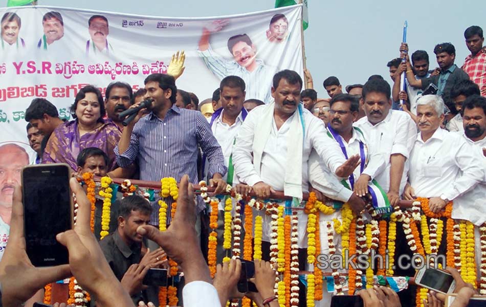 YS jagan mohan reddy tour in Srikakulam - Sakshi8