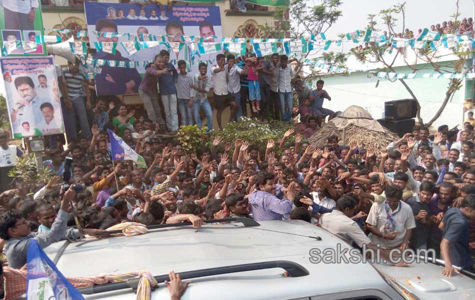 YS jagan mohan reddy tour in Srikakulam - Sakshi11