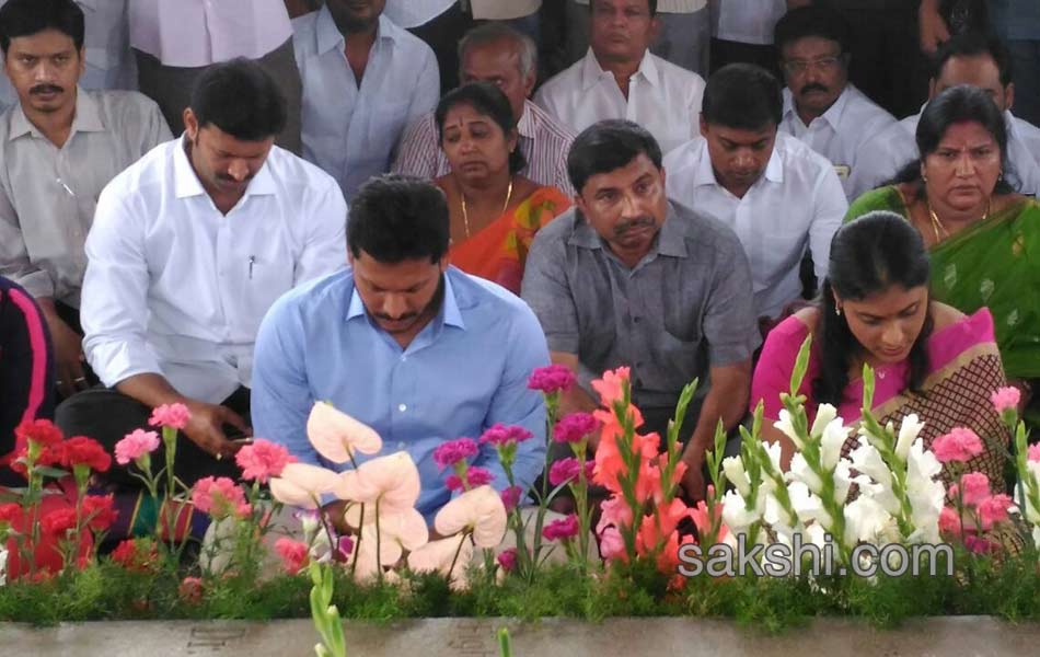 ys jagan mohan reddy hir family members pays tributes to ysr on his 68th birth anniversary - Sakshi11