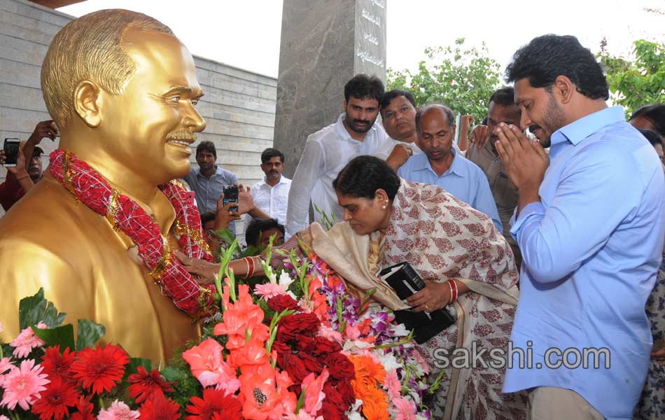 ys jagan mohan reddy hir family members pays tributes to ysr on his 68th birth anniversary - Sakshi14