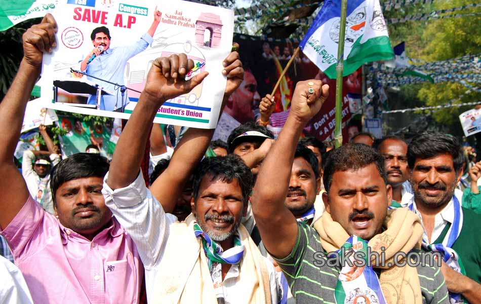 YSR Congress Chief YS Jagan Mohan Reddy stages anti Telangana protest in Delhi - Sakshi10