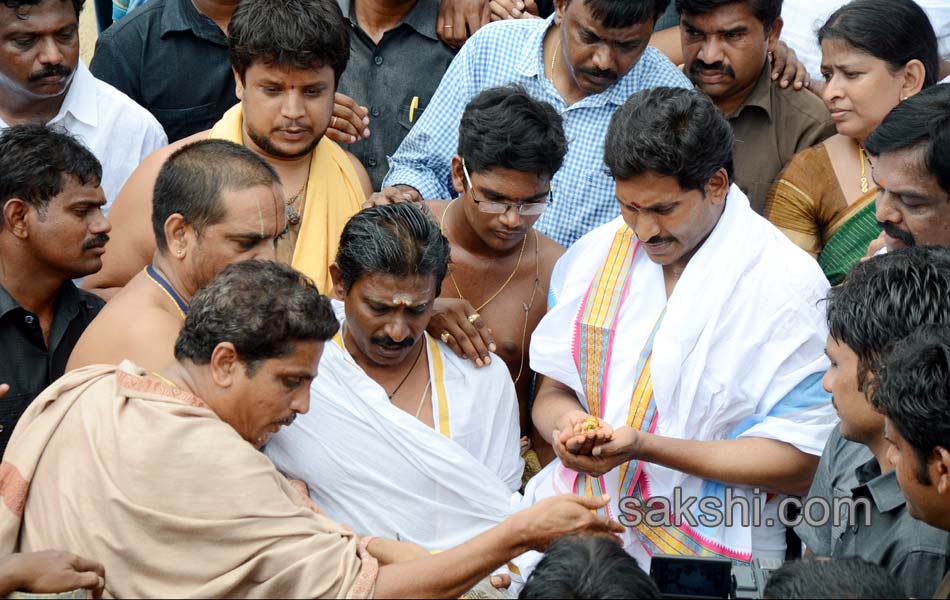 YS Jagan taking a holy dip at Goshpada Ghat in Kovvur - Sakshi13