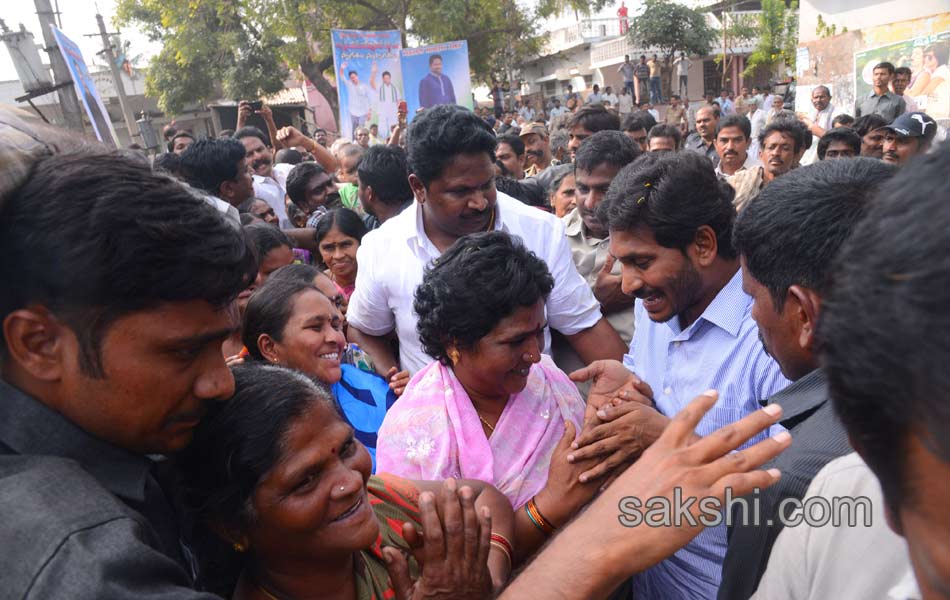 YS jagan mohan reddy tour in East Godavari - Sakshi1