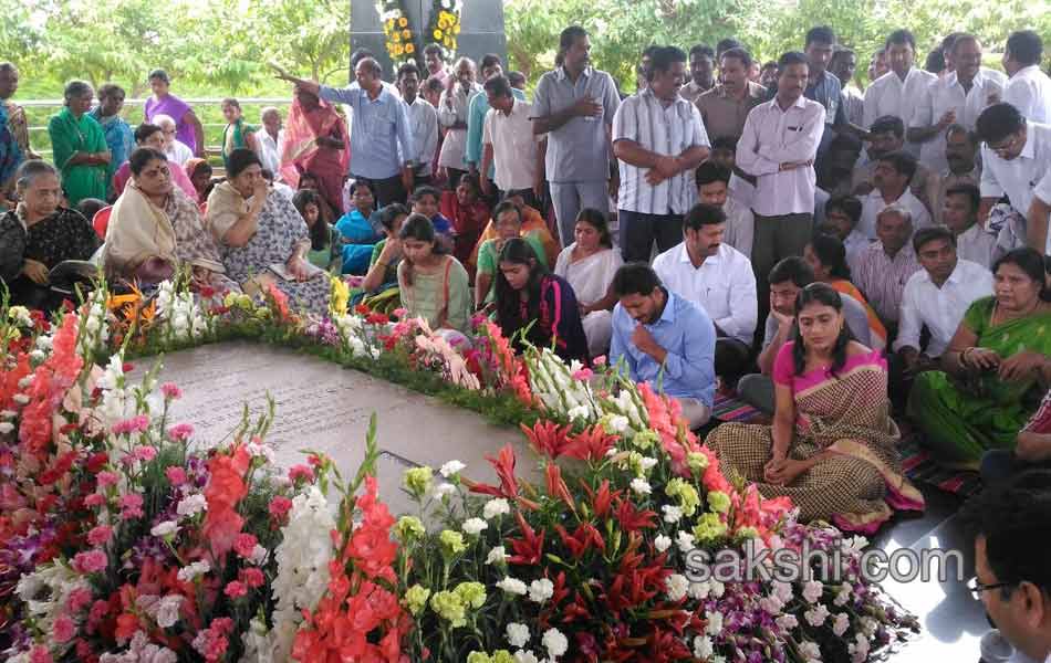 ys jagan mohan reddy hir family members pays tributes to ysr on his 68th birth anniversary - Sakshi1
