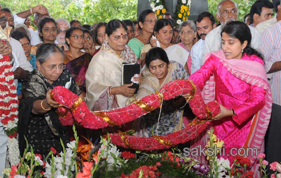 ys jagan mohan reddy hir family members pays tributes to ysr on his 68th birth anniversary - Sakshi15