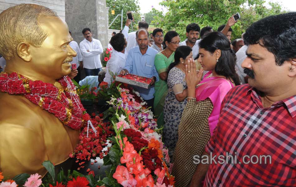 ys jagan mohan reddy hir family members pays tributes to ysr on his 68th birth anniversary - Sakshi18