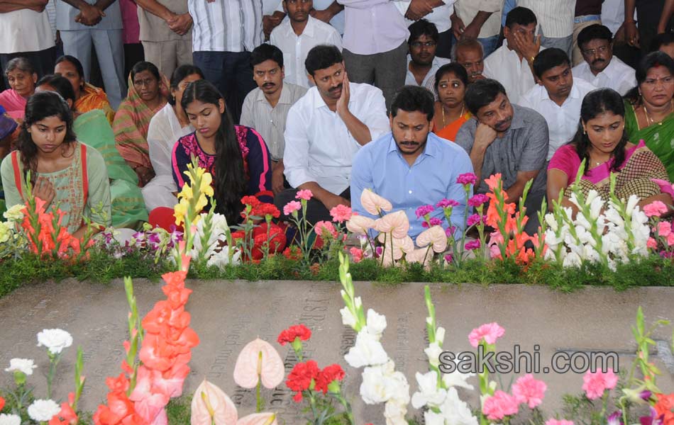 ys jagan mohan reddy hir family members pays tributes to ysr on his 68th birth anniversary - Sakshi19