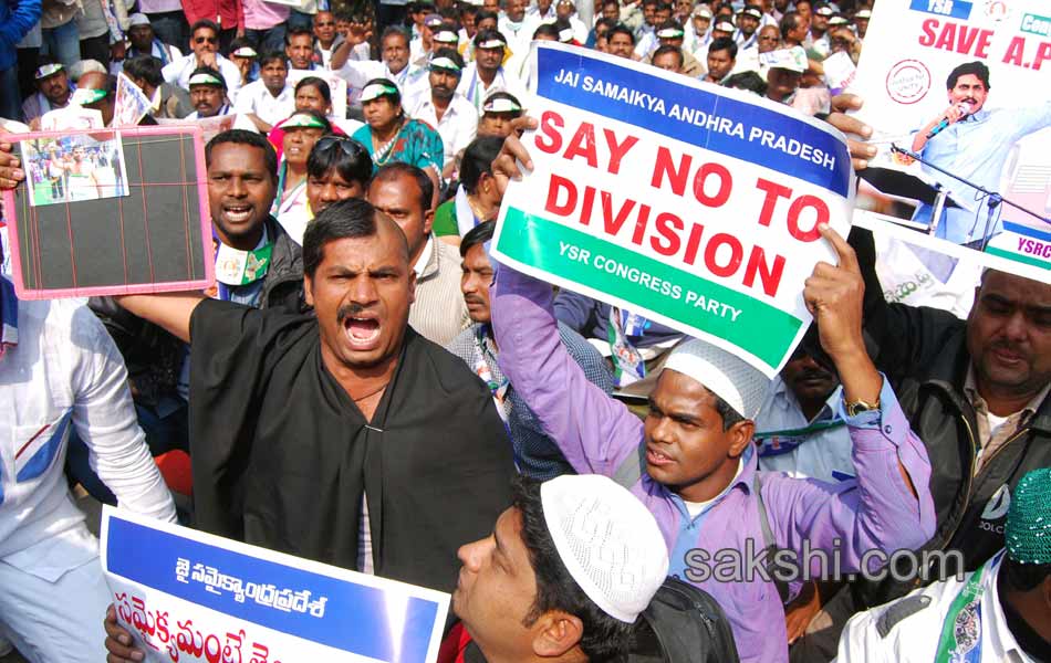 YSR Congress Chief YS Jagan Mohan Reddy stages anti Telangana protest in Delhi - Sakshi5