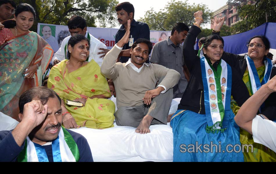 YSR Congress Chief YS Jagan Mohan Reddy stages anti Telangana protest in Delhi - Sakshi39