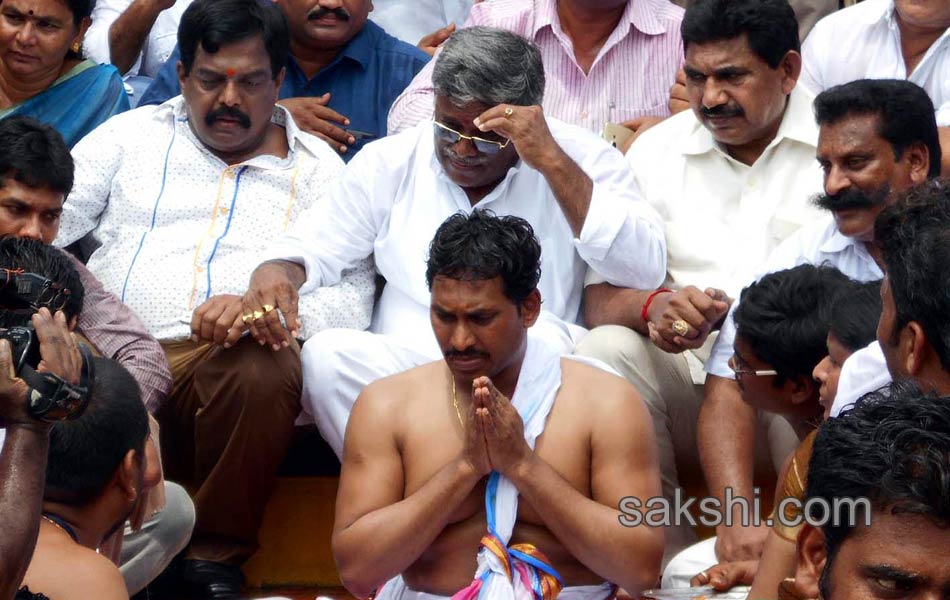 YS Jagan taking a holy dip at Goshpada Ghat in Kovvur - Sakshi5