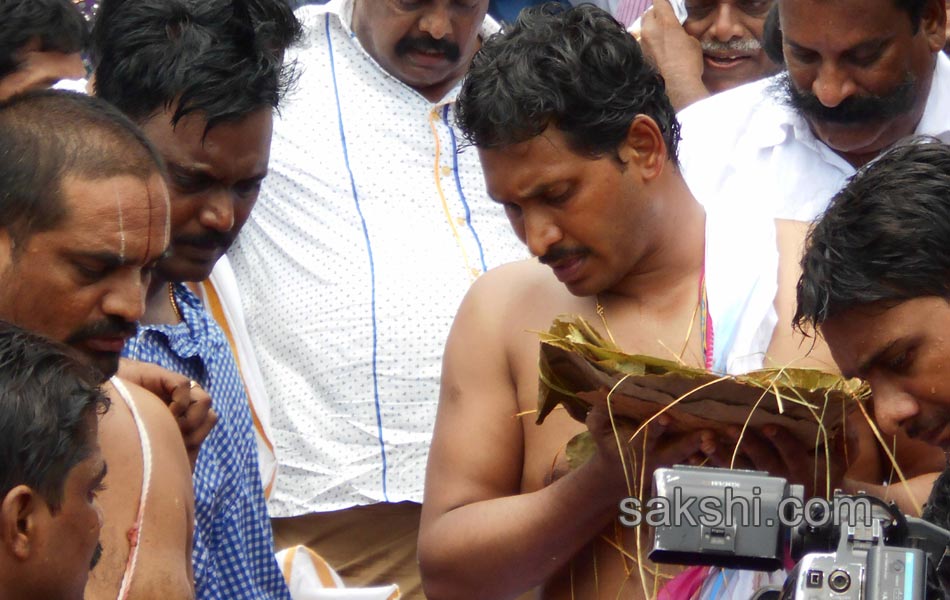 YS Jagan taking a holy dip at Goshpada Ghat in Kovvur - Sakshi6
