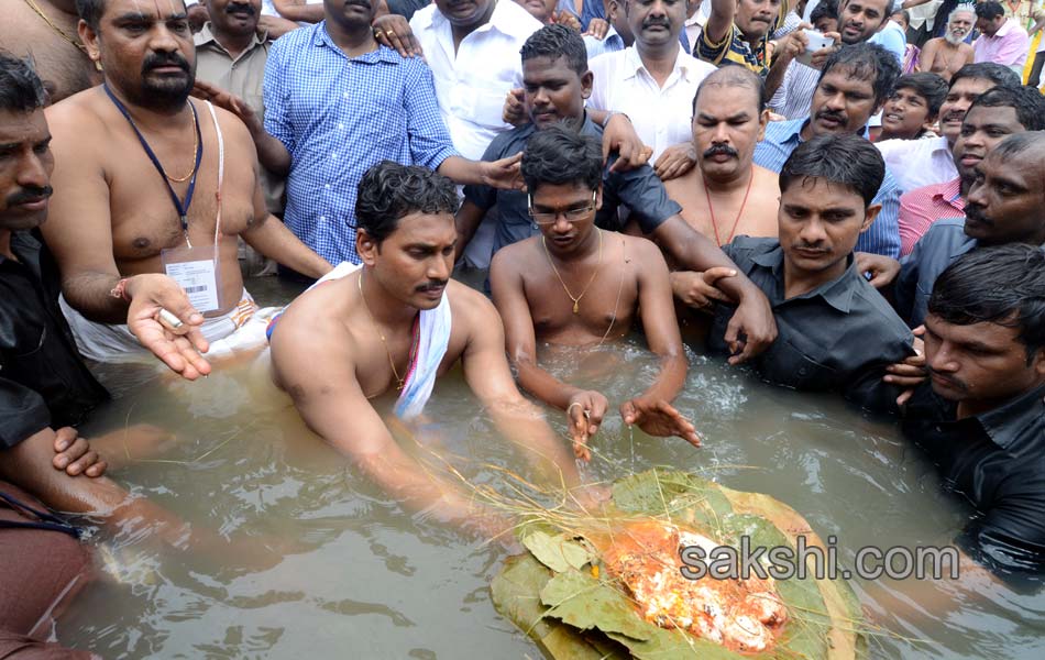 YS Jagan taking a holy dip at Goshpada Ghat in Kovvur - Sakshi14