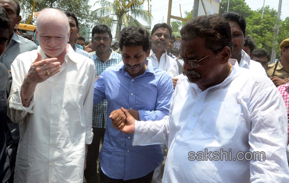 YS Jagan taking a holy dip at Goshpada Ghat in Kovvur - Sakshi24