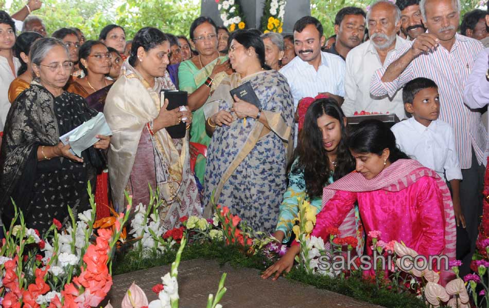 ys jagan mohan reddy hir family members pays tributes to ysr on his 68th birth anniversary - Sakshi12