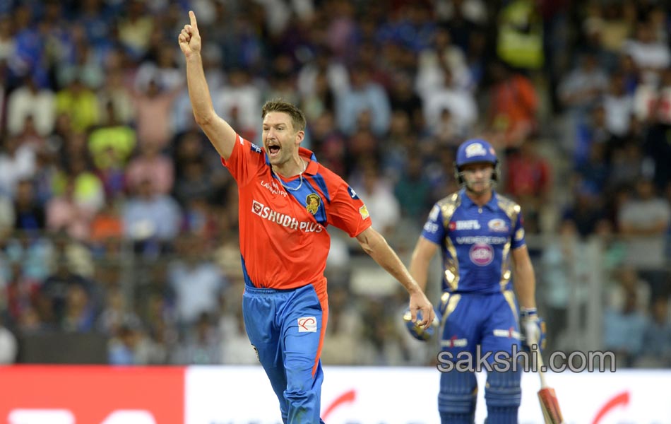 mumbai indians beats gujarat lions by 6 wickets - Sakshi