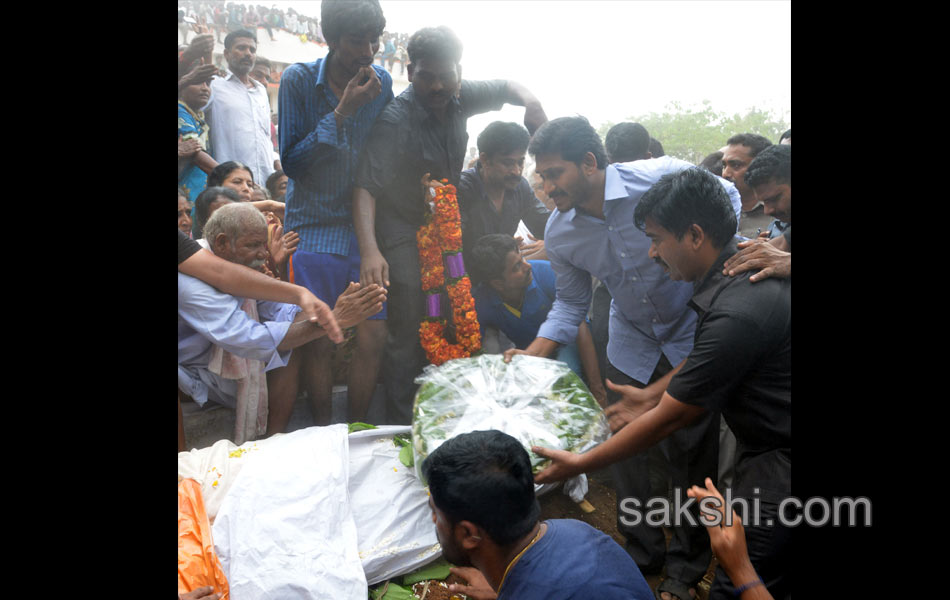 ys jagan attend cherukulapadu narayana reddy funeral - Sakshi