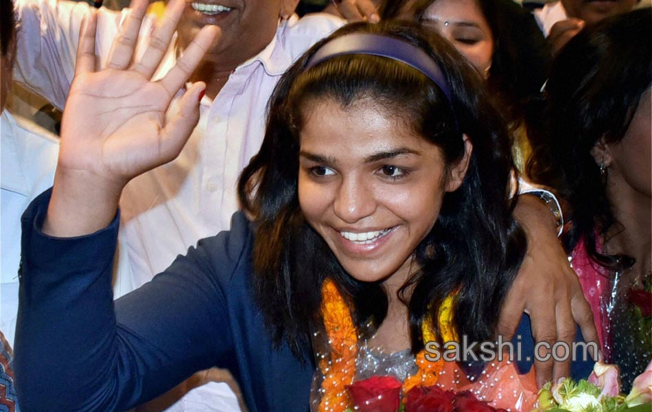 Sakshi Malik being greeted by her family members