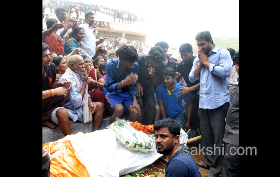 ys jagan attend cherukulapadu narayana reddy funeral - Sakshi
