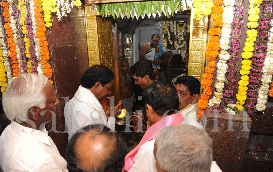 kcr visits Veerabhadra Swamy temple - Sakshi