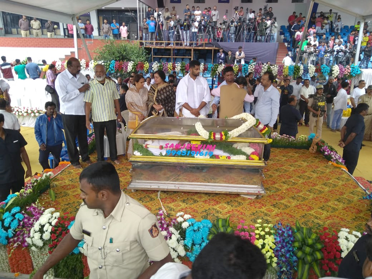 ambarish funeral bangalore Photo Gallery - Sakshi