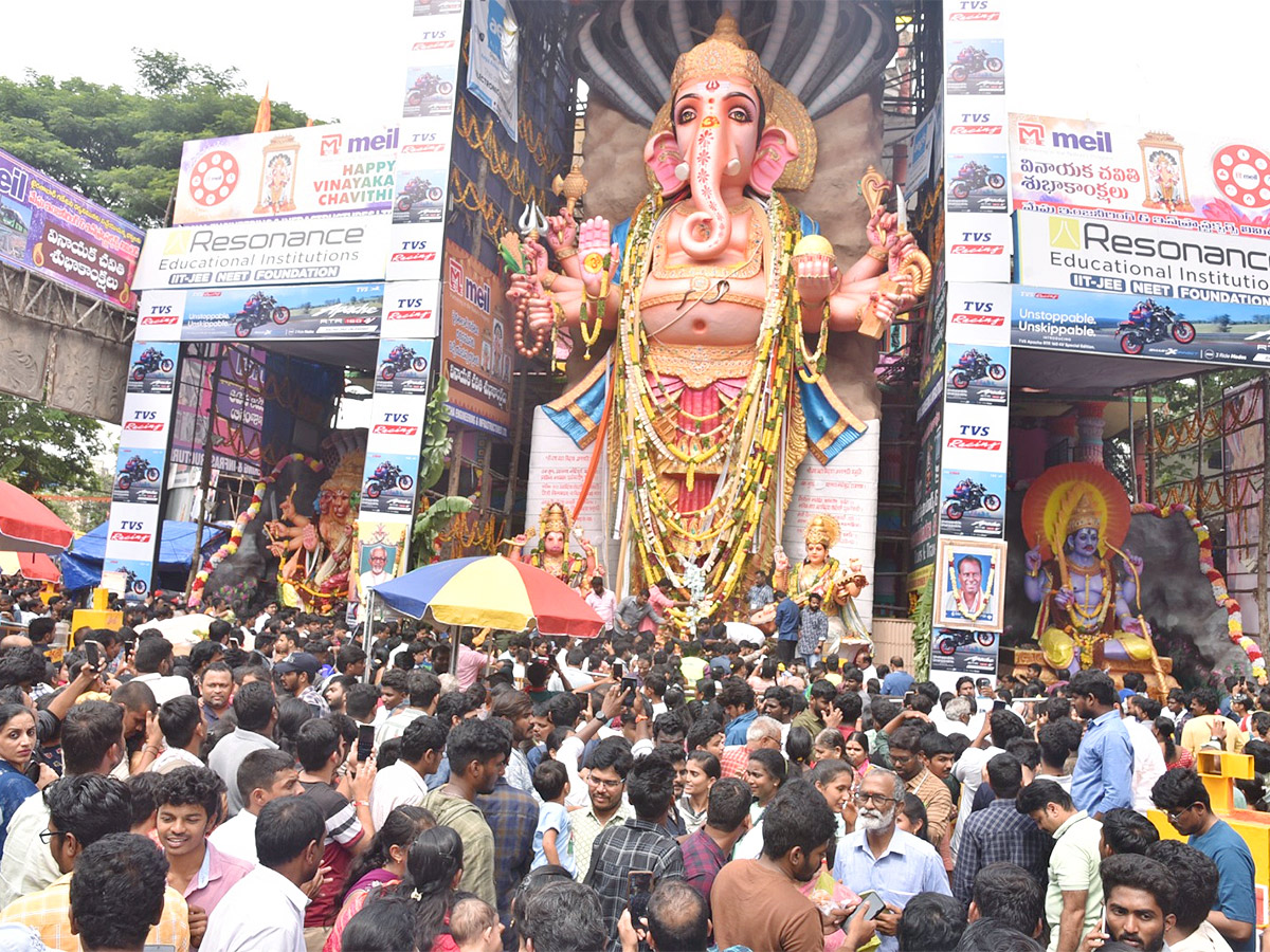 Huge Devotees Rush At Khairatabad Ganesh Photos - Sakshi
