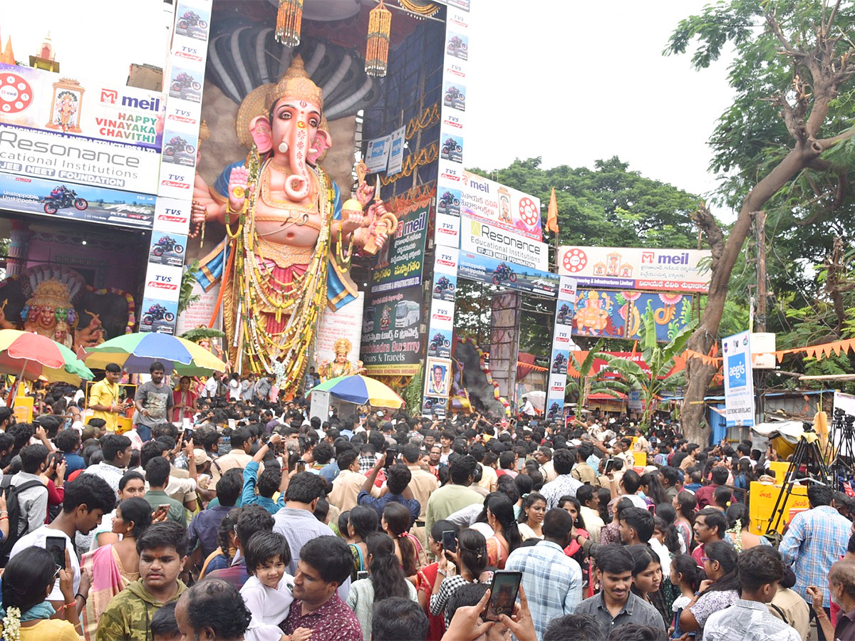 Huge Devotees Rush At Khairatabad Ganesh Photos - Sakshi