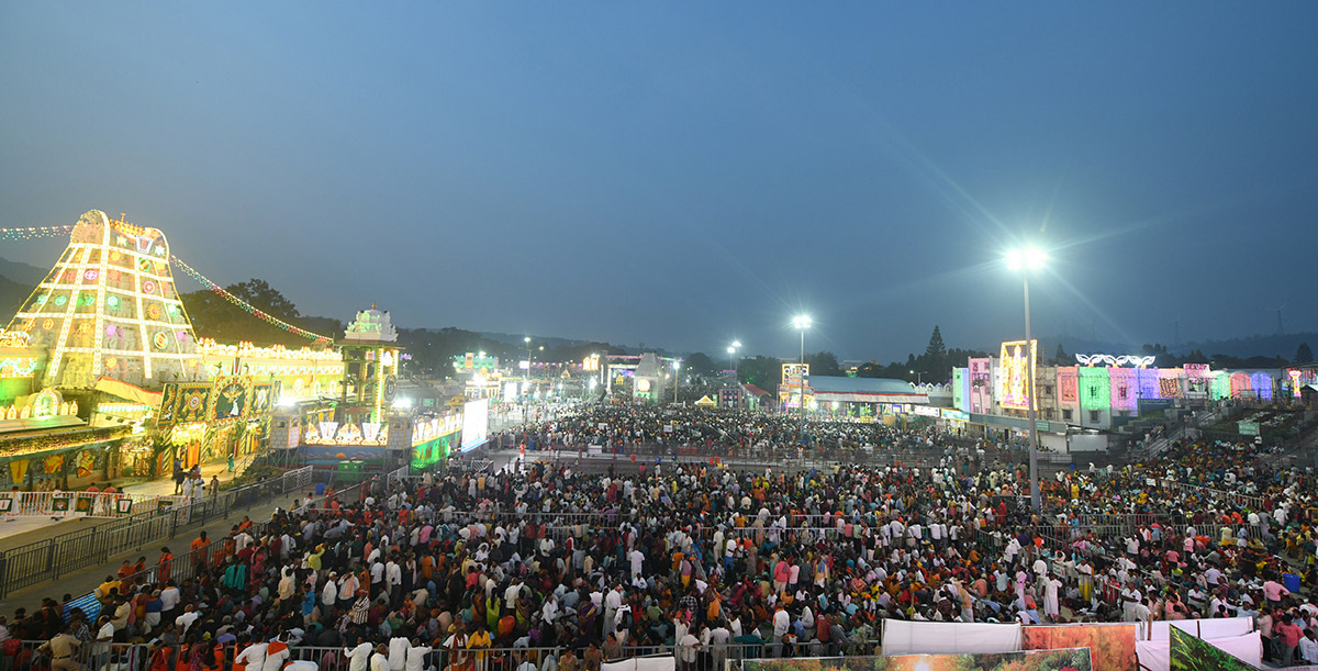 Huge Devotees Rush At Tirumala - Sakshi