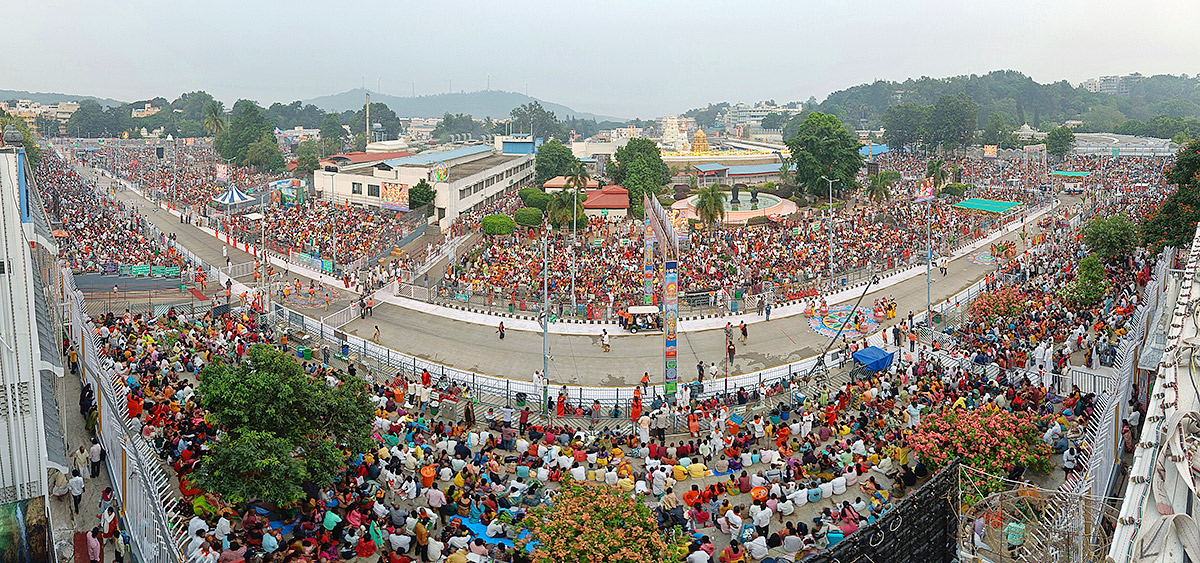 Huge Devotees Rush At Tirumala - Sakshi