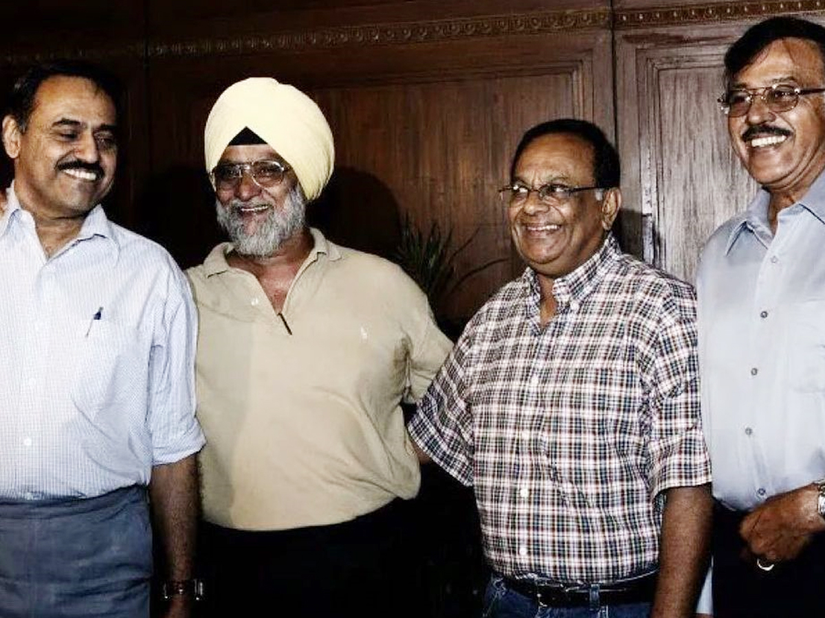 Family Members Pay Tribute To Team India Spin Legend Bishan Singh Bedi - Sakshi