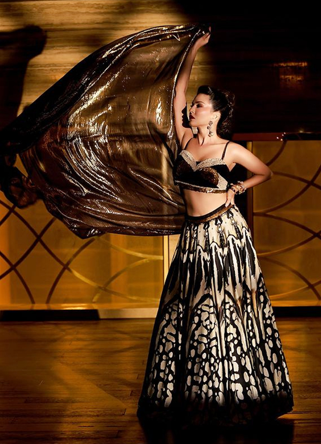 Sunny Leone Exudes Glamour In Black Dress - Sakshi