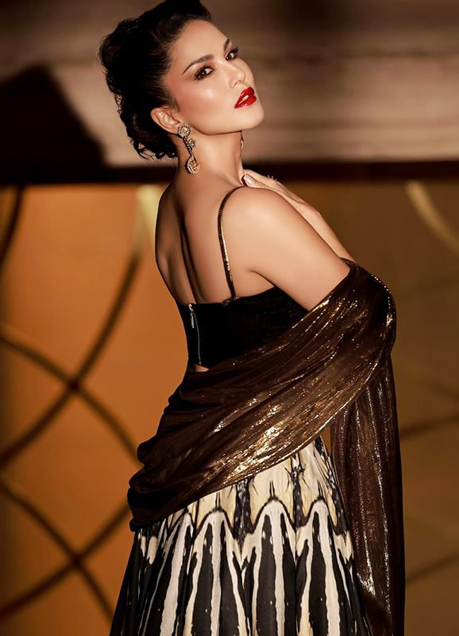 Sunny Leone Exudes Glamour In Black Dress - Sakshi