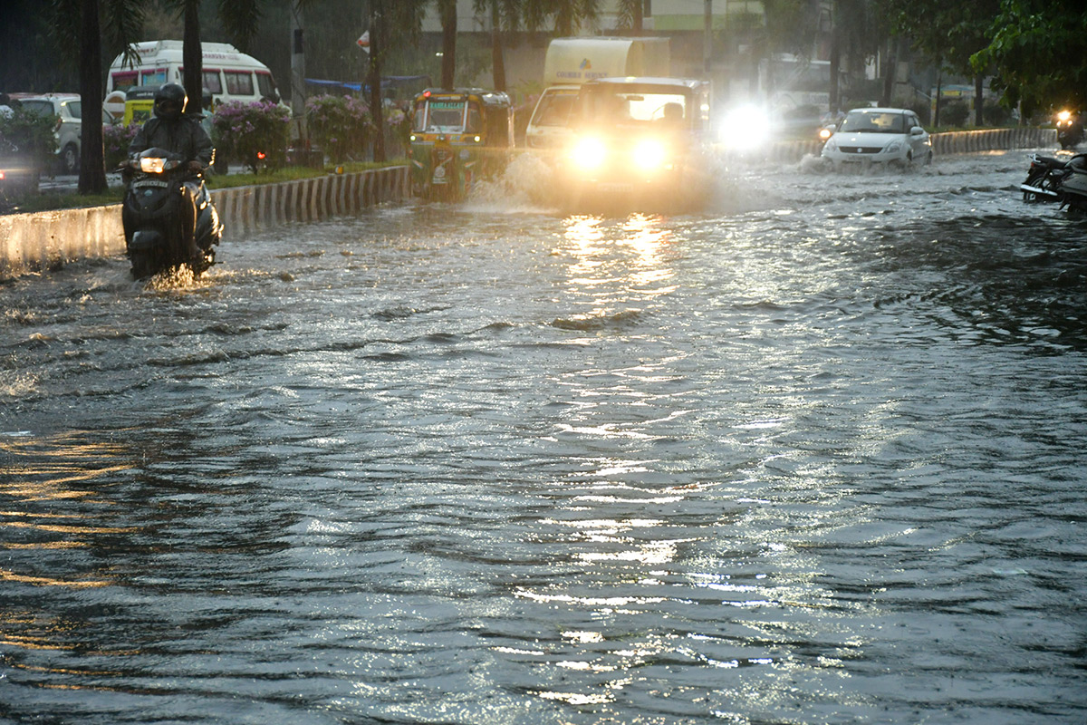 Heavy rain in vijayawada - Sakshi